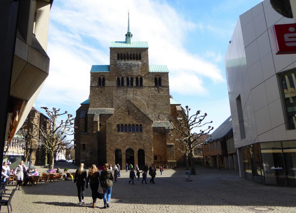 Das mächtige Westwerk des Mindener Domes beeindruckt. Nur wenige Meter vom Dom entfernt befindet sich der Domschatz Minden (r.) mit seiner wertvollen Sammlung. Foto: DVM/Hans-Jürgen Amtage Das mächtige Westwerk des Mindener Domes beeindruckt. Nur wenige Meter vom Dom entfernt befindet sich der Domschatz Minden (r.) mit seiner wertvollen Sammlung. Foto: DVM/Hans-Jürgen Amtage