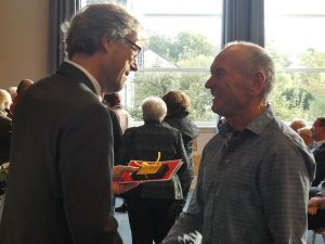 Bürgermeister Michael Jäcke (l.) überreichte die Ehrenamtskarte NRW an Andreas Kresse für dessen großes ehrenamtliches Engagement im Dombau-Verein Minden. Foto: DVM