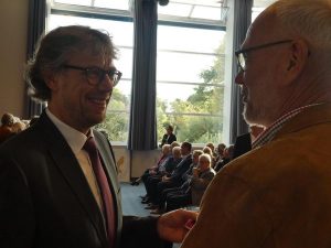 Bürgermeister Michael Jäcke (l.) überreichte die Ehrenamtskarte NRW Karl-Rainer Spickenbom für dessen großes ehrenamtliches Engagement im Dombau-Verein Minden. Foto: DVM