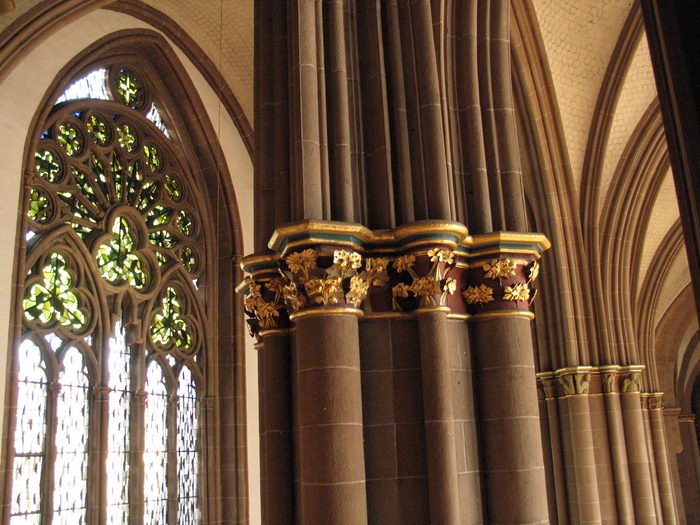 Das Maßwerk der Fenster und die Säulen prägen das Aussehen des gotischen Mindener Domes. Foto: DVM/Hans-Jürgen Amtage