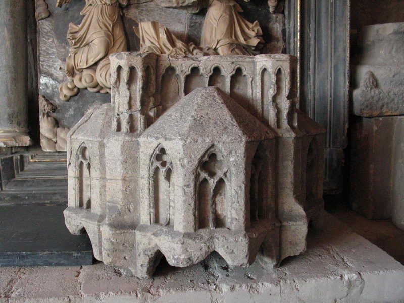 Der steinere Baldachin aus dem 13. Jahrhundert zierte einen Freipfeiler im Dom zu Minden. In Kürze wird er im Domschatz Minden ausgestellt. Foto: DVM/Amtage