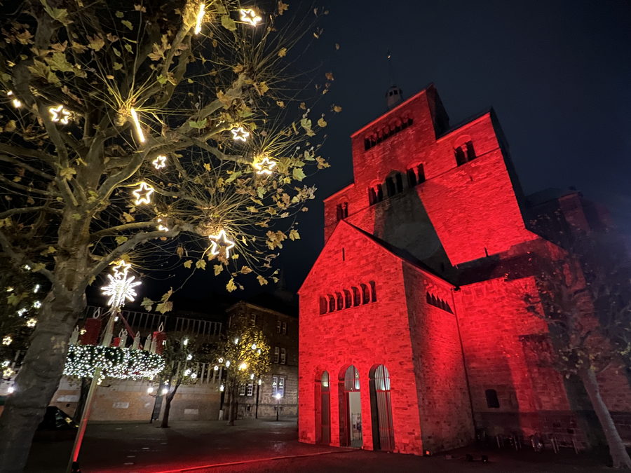 Der Dom zu Minden leuchtet blutrot. Mit der Aktion Red Wednesday wird an die Christenverfolgung in aller Welt erinnert. Foto: Hans-Jürgen Amtage Der Dom zu Minden leuchtet blutrot. Mit der Aktion Red Wednesday wird an die Christenverfolgung in aller Welt erinnert. Foto: Hans-Jürgen Amtage