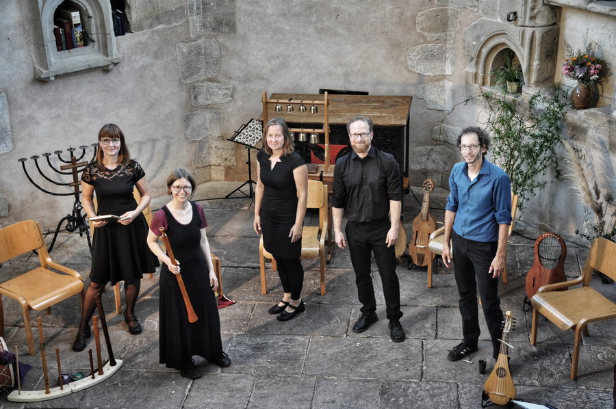 Das Mittelalter-Ensemble Nimmersêlich aus Leipzig gastiert mit einem Wandelkonzert im Dom zu Minden. Foto: DVM