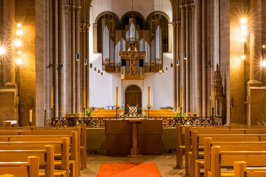 Blick vom Hochchor auf die große Orgel, die 1996 vom Schweizer Orgelbauer Kuhn errichtet wurde.