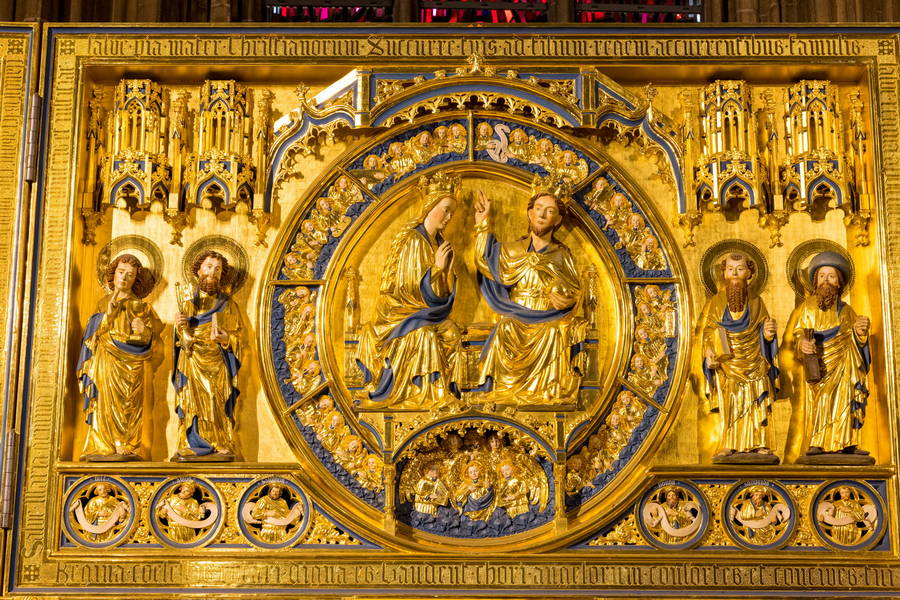 Die Marienkrönung bildet den Mittelpunkt der Goldenen Tafel. Die Marienkrönung bildet den Mittelpunkt der Goldenen Tafel.