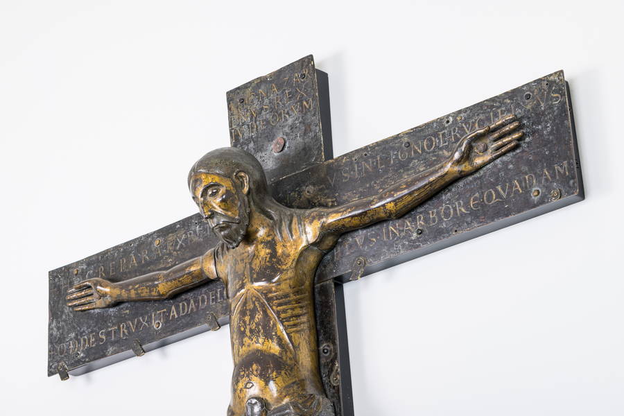 Das Mindener Kreuz aus dem Jahr 1120 zählt zu den bekanntesten Exponaten des Domschatzes Minden. Es ist eines von nur drei bekannten Großkreuzen dieser Art in der Welt. Foto: DVM/Christian Schwier