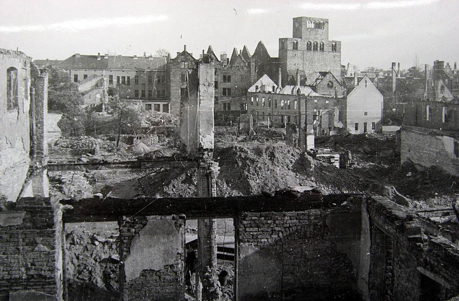 Beim letzten Bombenangriff am 28. März 1945 wurden weite Teile der Mindener Innenstadt, darunter der Dom und das Rathaus, zerstört. 186 Menschen starben an diesem Tag. Foto: Kommunalarchiv Minden