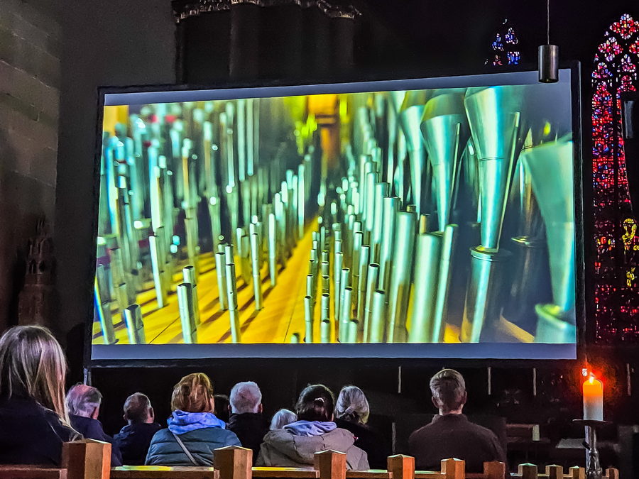 Bei dem Konzert „Minden Cathedral“ erlebten rund 200 Gäste teilweise spektakuläre Einblicke in die große Kuhn-Orgel des Mindener Doms. Foto: DVM/vmu