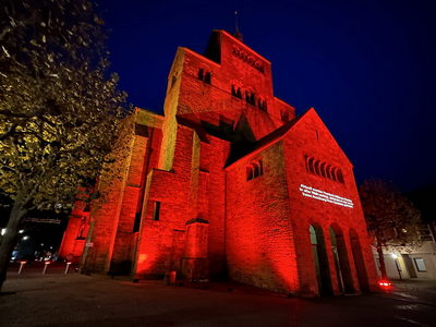 Red Wednesday 2023. Die blutrote Beleuchtung des Mindener Domes erinnert an die Christenverfolgung in aller Welt. Foto: DVM/Amtage